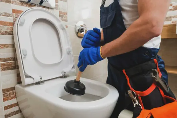 Intervento urgente idraulico per riparazioni idriche, assistenza sanitari e manutenzione impianti in Romagna
